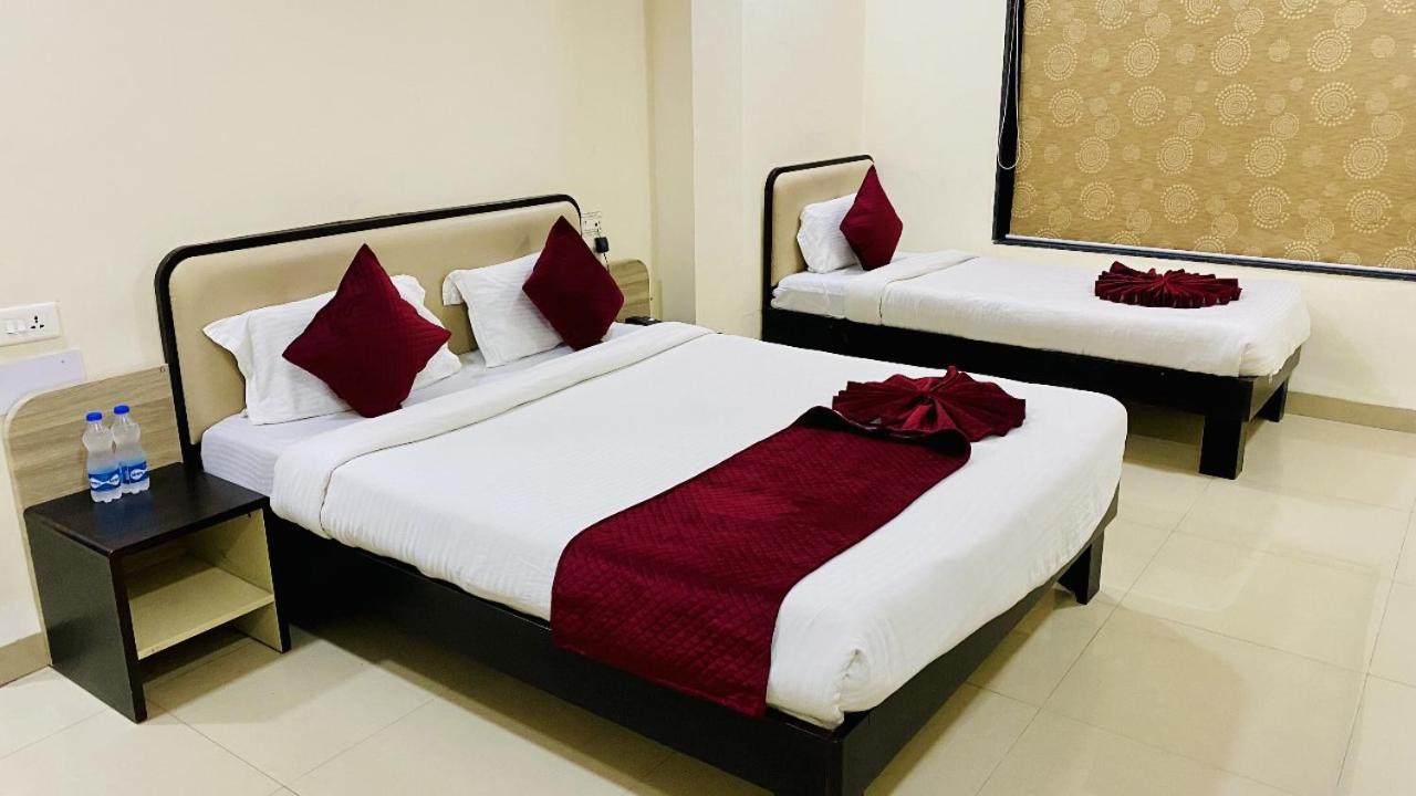 The Richi Rich Hotel And Resort Индор Екстериор снимка