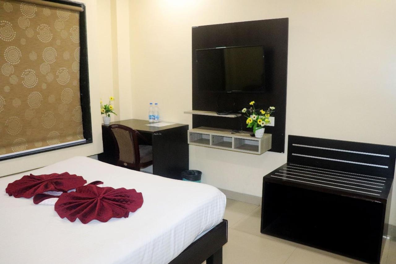 The Richi Rich Hotel And Resort Индор Екстериор снимка