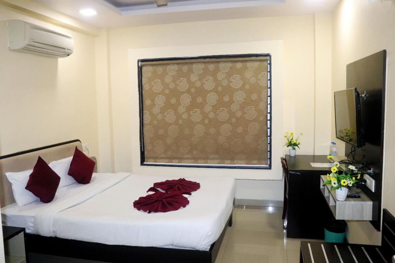 The Richi Rich Hotel And Resort Индор Екстериор снимка